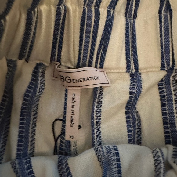 NWT BCBGeneration Women’s Beige Blue Gardenia Day Shorts (10) - Picture 4 of 4